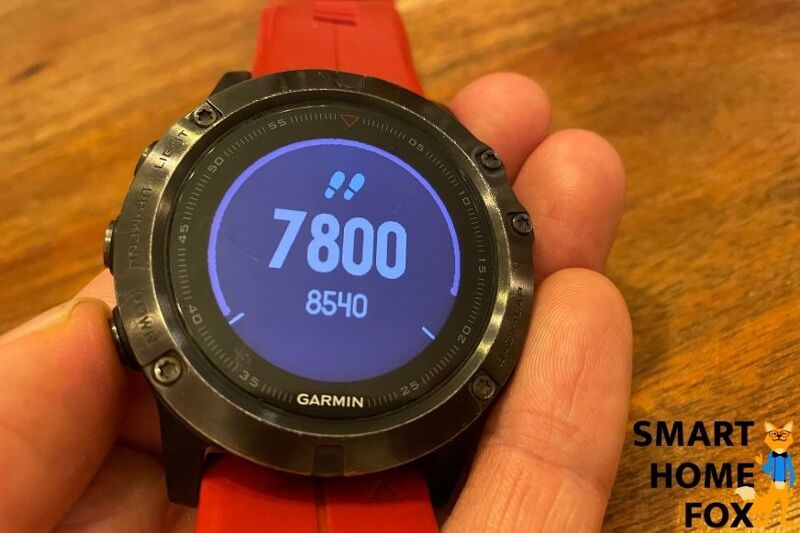 Man sieht den Schrittzähler auf der Garmin Fenix 5X Plus.